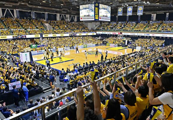 大観衆の声援に包まれたブレックスの今季ホーム開幕戦＝12日午後、宇都宮市元今泉５丁目