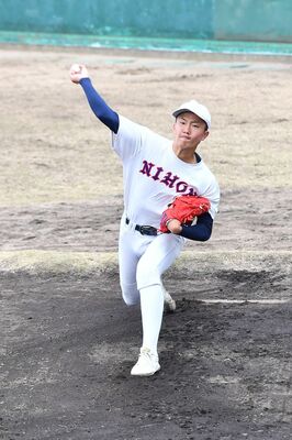 三重戦に向けてブルペンで調整する佐野日大の鈴木=兵庫県西宮市