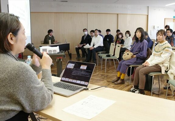 持田さん（左）の講演を聞く参加者