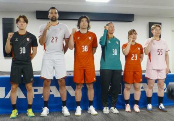 ハンドボール日本代表に選出され、ポーズをとる女子の相沢菜月(右から2人目)と男子の玉川裕康(左から2人目)ら=7日、東京都北区の味の素ナショナルトレーニングセンター