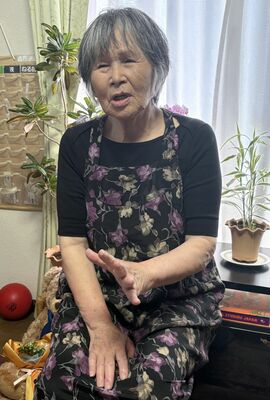 「ウクライナ戦争で家族を失った子どもたちが自分と重なる」と語る美馬さん＝徳島市八万町夷山の美馬さん宅