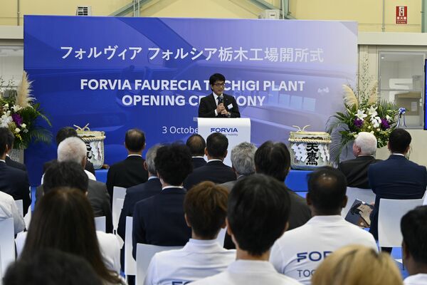 栃木工場の開所式であいさつする秋山会長＝３日午前、下野市