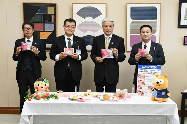 福田知事（右から２人目）に県産とちおとめの商品を紹介するローソンの関係者＝１６日午前、県庁