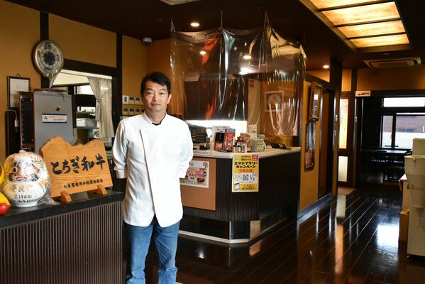 店内に立つ大塚さん