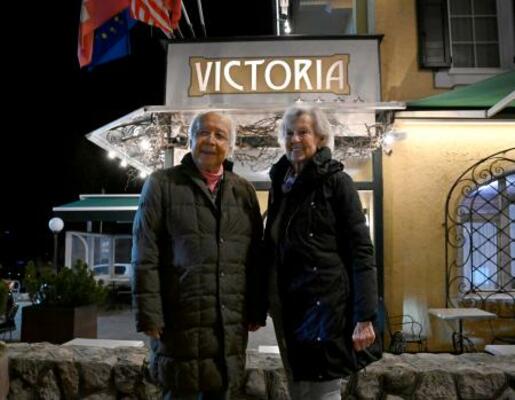 70年前の五輪で宿泊していたホテルを訪れ、マヌエラ・アンジェリさん(右)と記念撮影する猪谷千春さん=17日、コルティナダンペッツォ(共同)