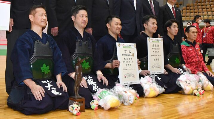 剣道成年男子で優勝し笑顔を見せる本県選抜チームの（左から）大島、藤原、鈴木、市川、大平＝５日午後１時50分、宇都宮市のユウケイ武道館