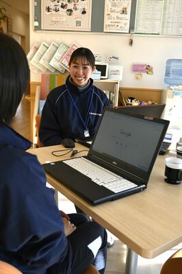 ＳＮＳの運用について同僚に相談する早瀬さん。「社協のあるこの場所が住民の生活の一部になってほしい」と情報発信に力を入れる＝２月下旬、福島県大熊町