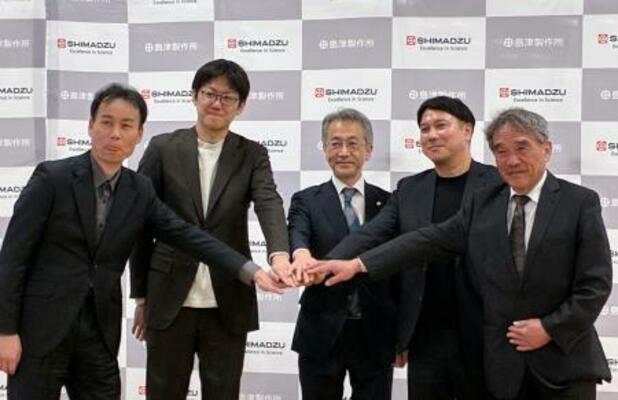 　新会社「Ｇｅｎｚｏ　ＡＩ」の社長に就任する島津製作所の川村亮太主任（左から２人目）ら＝２５日午前、京都市中京区