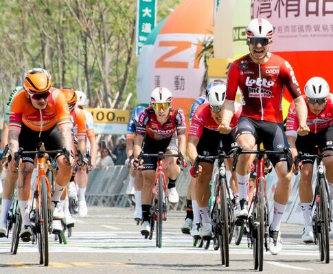 ゴールスプリントの末９位に入ったブリッツェンの岡（中央）＝台湾・高雄市内