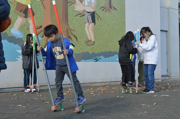 竹馬に挑戦する子どもたち