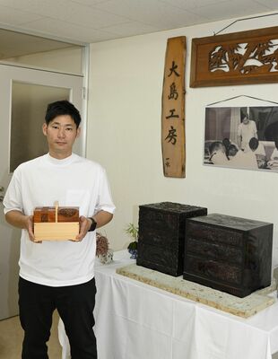 大島工房初の展示会をＰＲする３代目の永水さん