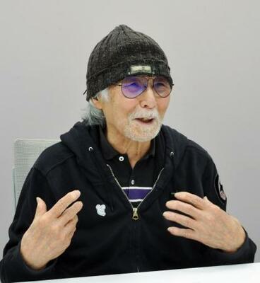 　インタビューに答えるなかえよしをさん