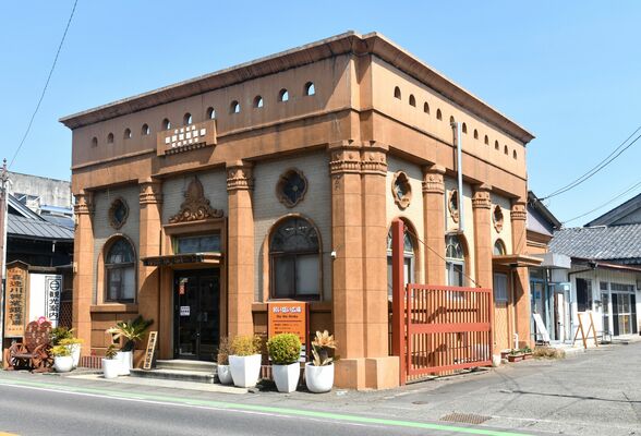 観光施設「和い話い広場」として利用されている旧下野中央銀行喜連川支店店舗＝さくら市喜連川