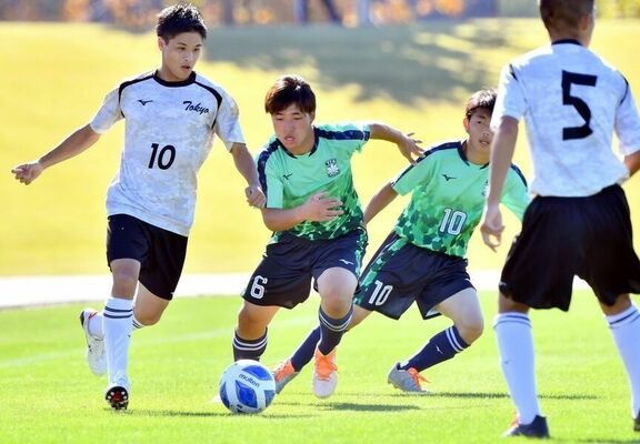 障スポのサッカー決勝で緑のユニホームの県勢が強豪の東京相手に競り合う＝10月31日、真岡市総合運動公園