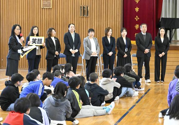 星野校長（左端）から紹介される１・２年生担当「チーム笑顔」の教員たち