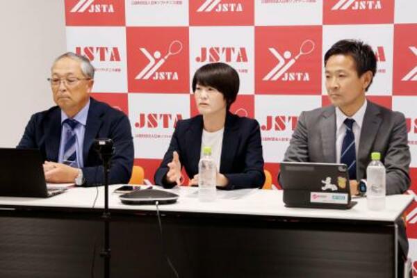 　愛知・名古屋アジア大会のソフトテニス日本代表を発表する日本連盟の高井志保強化委員長（中央）＝８日、東京都内