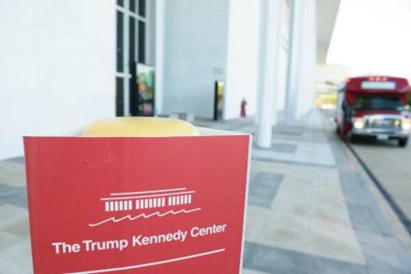「トランプ・ケネディ・センター」に名称が変更された総合文化施設の標識=29日、米ワシントン(AP=共同)