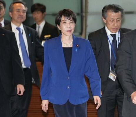 　２５日、政府与党政策懇談会に向かう高市首相（中央）＝首相官邸