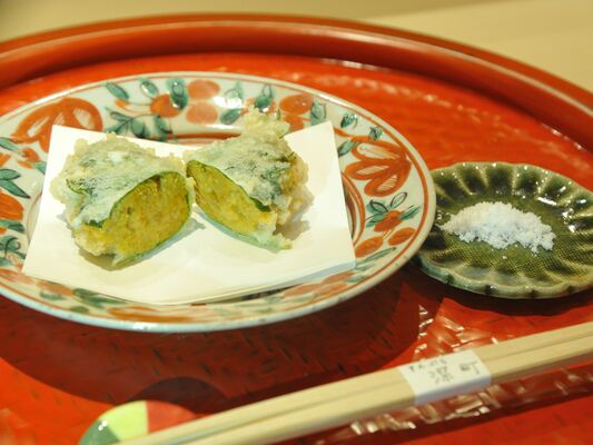 北海道産生ウニがたっぷりと入った天ぷら。塩で食べるのがお薦めだ