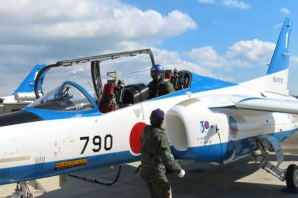 航空自衛隊松島基地で「ブルーインパルス」に搭乗した小泉防衛相=8日午後、宮城県東松島市