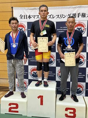 表彰台の中央に立つ小林さん