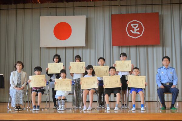 高齢女性を救助し、佐野署から感謝状を贈られた富田小の児童ら