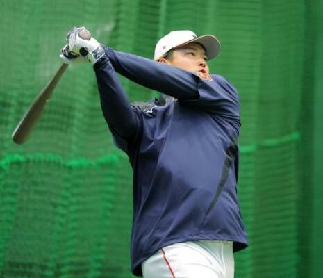 　打撃練習する村上（代表撮影）