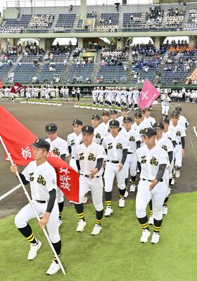 開会式で堂々と入場行進する選手たち＝12日午前９時10分、エイジェックスタジアム