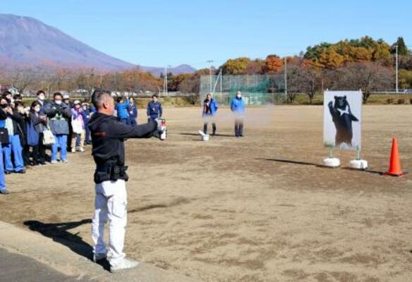 NTT東日本が開いたクマ対策の研修会=6日、岩手県雫石町(同社提供)