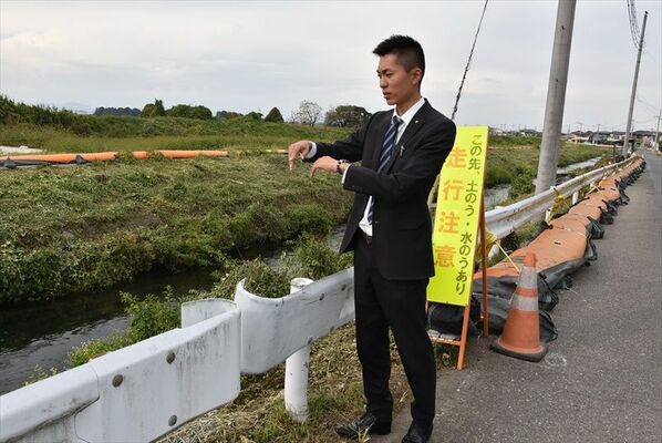 過去の水害現場を確認する鶴見市議＝10月25日午後、小山市内