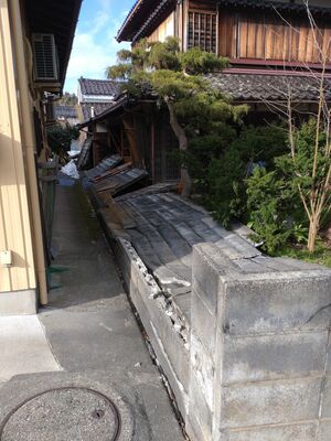 津波が押し寄せたとみられる海岸沿いの歩道＝４日、石川県珠洲市（田保さん提供）
