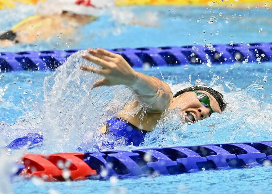 成年女子１００メートル自由形予選で力泳する笹原＝18日午前９時50分、日環アリーナ栃木屋内水泳場