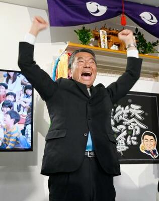 宮城県知事選で6選を決め、笑顔を見せる村井嘉浩氏=26日午後、仙台市