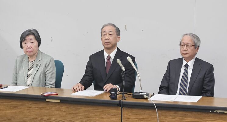 記者会見に臨む福田氏（中央）＝23日午後、県庁記者クラブ