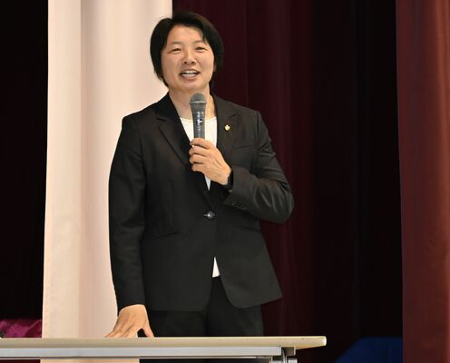 「夢を諦めない」をテーマに講演する海老原さん