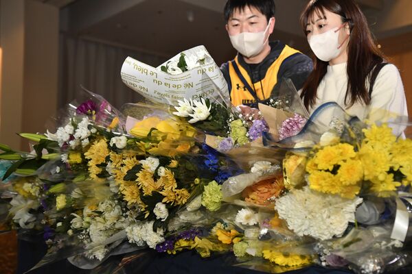 亡くなったブラスウェル氏に花を手向けるファン＝23日午後、宇都宮市宿郷５丁目、鈴木久崇撮影