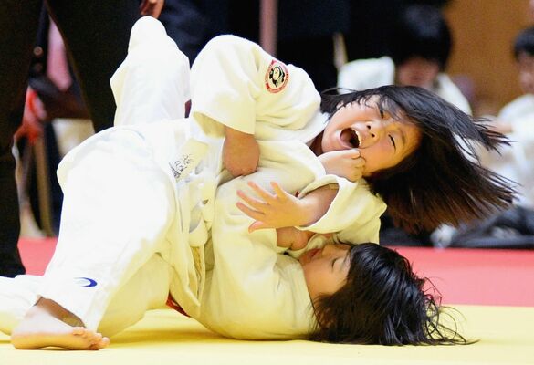 個人女子２年２組　山内（氏家）－山口（未来塾）決勝　山口（上）が背負い投げで技ありを奪い合わせ技一本勝ち