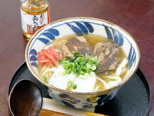 豚肉の軟骨がぷるぷるで柔らかい「軟骨ソーキそば」