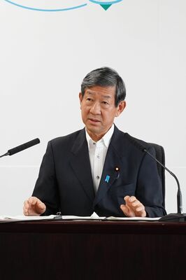 報道各社のインタビューに応じる伊藤環境相＝20日午後、環境省
