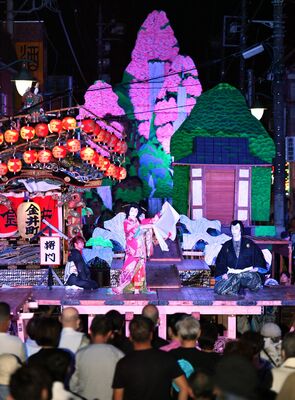 はりか山を背景に上演される奉納余興「将門」＝20日午後８時25分、那須烏山市金井２丁目