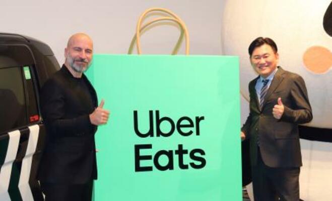 東京都内で記者会見した楽天グループの三木谷浩史会長兼社長(右)と米ウーバー・テクノロジーズのダラ・コスロシャヒCEO=9日午後、東京都港区