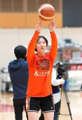 バスケットボール女子日本代表の強化合宿で調整する田中=東京都内