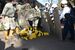 麻酔銃で眠らせたトラを捕獲する訓練中の動物園職員と警察官＝２日午後２時25分、宇都宮市上金井町
