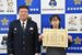 感謝状を受け取った上野さん（右）