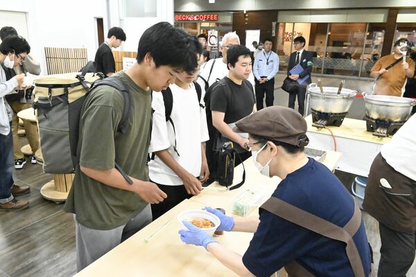 期間限定で「復活」したきそばを求める人たちでにぎわう店内