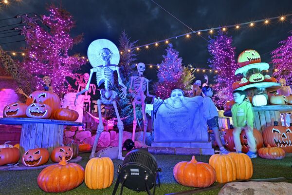 イルミネーションで彩られたハロウィーンの装飾