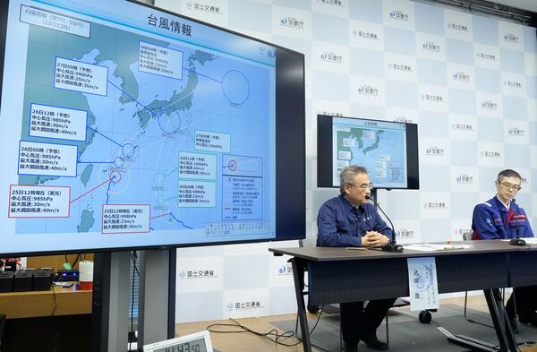 台風について記者会見する気象庁の担当者ら＝25日午後、気象庁