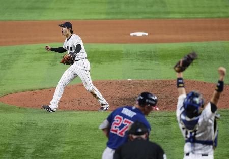 　23年のＷＢＣ決勝、米国のトラウト（２７）を空振り三振に仕留めて優勝を決め、ガッツポーズの大谷翔平（左）と捕手中村悠平＝マイアミ（ゲッティ＝共同）