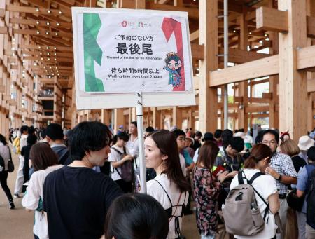 　人気パビリオンに入場するまでの待ち時間を示すボード＝２９日午前、大阪市此花区の夢洲
