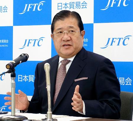 記者会見する日本貿易会の安永竜夫会長=17日午前、東京都千代田区